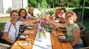 Die Landfrauen beim Essen, von links vorne im Uhrzeigersinn: Melanie Seeber, Kerstin Riek, Stefanie Renz, Sandra Kochan, Barbara Grimm, Maria Neher