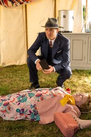 Inspector Sullivan (Tom Chambers) untersucht die Leiche von Mrs. Bunyon (Annette Badland).