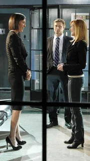 Catherine (Marg Helgenberger, re.), die mit Agent McQuaids (Grant Show, hi.) Unterstützung an dem Fall Newbury arbeitet, trifft zufällig auf ihre alte Freundin Laura (Annabeth Gish), die ihren Mann zu einer Befragung begleitet hat.