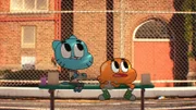 Gumball (li.) und Darwin (re.) verbringen ihre Pause im Schatten von Hector, dem Koloss.