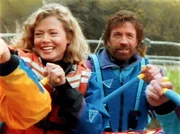 Walker (Chuck Norris) und Alex (Sheree J. Wilson) nehmen an einer Wildwasserfahrt teil. Sie wissen noch nicht, dass ihr Führer ein entflohener Mörder ist.