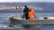 Glyndaril White Jr. und Marvin Agnot holen ihre Krabbenkübel von ihrem Boot ein. (National Geographic für Disney)