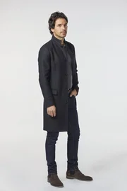 (1. Staffel) - Als der IT- Milliard&auml;r Darius Tanz (Satiago Cabrera) entdeckt, dass die Erde droht, in sechs Monaten unterzugehen, gr&uuml;ndet er zusammen mit einem MIT-Absolventen und Vertretern der Regierung eine besondere Task-Force ...