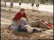 Jake (Carey Van Dyke, r.) ist bei einem gewagten Sprung gestürzt. Steve (Barry Van Dyke, l.) leistet Erste Hilfe.