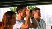 Michael Westen (Jeffrey Donovan) überprüft den Treffpunkt lieber erst aus der Entfernung. Seine Freunde Fiona (Gabrielle Anwar) und Sam (Bruce Campbell) begleiten den ehemaligen Agenten.