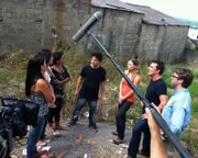 Varginha, Brasilien: Das Team interviewt die drei Mädchen, die die außerirdische Kreatur in Varginha gesehen haben. (Bildnachweis: National Geographic Channels/ Snake Oil Productions)