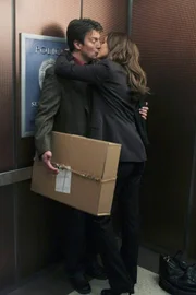 Im Fahrstuhl kommen sich Richard Castle (Nathan Fillion, l.) und die attraktive Schauspielerin Nathalie Rhodes (Laura Prepon, r.) bedeutend näher ...