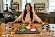 Die Welt der Chemie ist ein buntes Wunder. Mai Thi Nguyen-Kim erklärt die Elemente anhand ihrer unterschiedlichen Brennfarben.