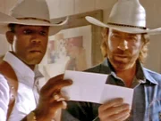 Trivette (Clarence Gilyard, li.) und Walker (Chuck Norris, re.) hoffen, in Bill Cox' Wohnung Hinweise auf seinen vermeintlichen M^rder zu finden.