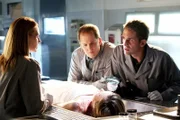 Catherine (Marg Helgenberger, l.), David Phillips (David Berman, M.) und Greg (Eric Szmanda) untersuchen den Körper der ermordeten Fernsehansagerin Dede Chase (Rosalie Ward).