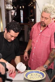 Guy Fieri (r.)