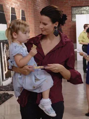 Brenda Chenowith (Rachel Griffiths) mit Kind auf dem Arm.