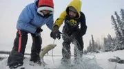 Louise Moses hilft ihrem Partner Tig Strassburg beim Einholen ihrer Eisfischnetze. (National Geographic für Disney)