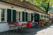 Berlin Dahlem 2022: Der "Alter Krug" ist ein historisches Gasthaus und ein traditionelles Restaurant im alten Landhausstil mit angrenzendem Biergarten. Es bietet hauptsächlich traditionelle deutsche und Berliner Küche.