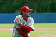 Beim Dreh eines Anti-Drogen-Spots bricht sich der berühmte Baseballspieler Hank Wiggen (Scott Foley) völlig unvermittelt den Oberarm und muss ins Krankenhaus eingeliefert werden.
