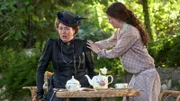 Lady Latchmere (Anna Chancellor) und Melissa De Vere (Imogen King)