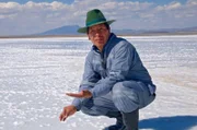 Amado Bautista gewinnt Speisesalz im "Salar de Uyuni" - der größten Salzpfanne der Erde.