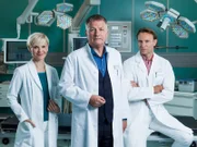von links: Dr. Kathrin Globisch (Andrea Kathrin Loewig), Dr. Roland Heilmann (Thomas Rühmann), Dr. Martin Stein (Bernhard Bettermann)