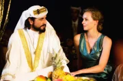 Gemeinsam mit Lasko und Gladius ist Sophia von Erlen (Simone Hanselmann) zu Gast bei Prinz Jamal al Rashid (Numan Acar).