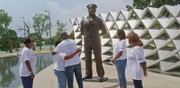 Familienangehörige von Doris Miller besuchen die Doris-Miller-Gedenkstätte in Waco, Texas. "Erased: WW2's Heroes of Color" erzählt die Geschichten dreier schwarzer Helden, die wie durch ein Wunder den Angriff auf Pearl Harbor überlebten. Einer dieser Männer, der Messdiener Doris Miller, widersetzte sich rassistischen Stereotypen, als er während des Angriffs feindliche Flugzeuge abschoss. (National Geographic)