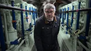 Jan Witt geht durch das U-995-Museum in Kiel, Deutschland. (National Geographic für Disney)