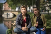 Beim Eisessen mit Rike (Madeleine Haas, rechts) glaubt Petra (Elena Hesse, links) plötzlich ihre verschollen geglaubte Mutter auf der Straße zu sehen.