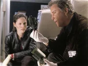Während eines Fluges starb ein Passagier, doch gleich mehrere Todesursachen kommen in Frage. Gil (William Petersen) und Sara (Jorja Fox) versuchen im Flugzeug zu rekonstruieren, was genau geschah.