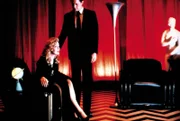 Nach dem Mord an einer Prostituierten übernimmt Special Agent Dale Cooper (Kyle MacLachlen) den Fall und gerät an die 17-jährige Laura Palmer (Sheryl Lee), die nachts Drogen nimmt und sich an Männer verkauft.