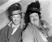 Stan (Stan Laurel, l.) und Ollie (Oliver Hardy, r.) betätigen sich diesmal als Pflegeeltern und als Operettenzigeuner ...