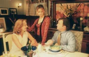 Buffy (Sarah Michelle Gellar, M.) ist skeptisch, was Ted (John Ritter, r.), den neuen Freund ihrer Mutter Joyce (Kristine Sutherland, l.), betrifft ...