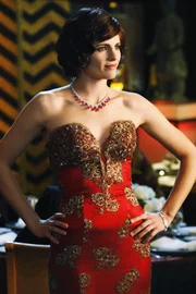 Kate (Stana Katic) hat sich für einen Wohltätigkeitsball, auf dem sie undercover ermitteln will, zurrecht gemacht.