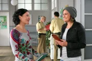 Im Kommissariat kommt es zu einer überraschenden Begegnung zwischen Sekretärin Stockl (Marisa Burger, l.) und Tina Rösner (Nadine Angerer, r.).