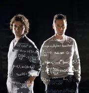 (5. Staffel) - FBI-Agent Don Eppes (Rob Morrow, r.) engagiert in schwierigen Fällen seinen Bruder Charlie (David Krumholtz, l.), einen genialen Mathematiker, als Berater ...