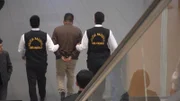 Jeden Tag kämpfen die Polizeibeamten am Flughafen in Peru gegen den Drogenhandel und andere Verbrechen. Sie finden Kokain in Taschen, Schuhen, Deosprays und anderen Verstecken bei den Passagieren. Die Dokumentation begleitet die Arbeit am Flughafen und ihre Herausforderungen hautnah.