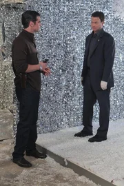 Detective Don Flack (Eddie Cahill) und Detective Mac Taylor (Gary Sinise, l.) suchen nach Spuren im Schaufenster in dem der Tote gefunden wurde.