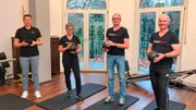Physiotherapeut Christoph Kaminski (l) zeigt Gertrud, Heinz  und Thomas (r), mit welchen Ãœbungen sie ihre Haltung stärken und damit ihre Rückenprobleme lindern können.