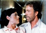 Walker (Chuck Norris) bekommt Hilfe von der gel%hmten Robin (Patricia Charbonneau), als er in einem abgelegenen Hotel entflohene H%ftlinge dingfest machen soll.