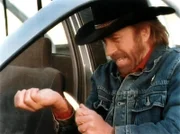 Walker (Chuck Norris) wurde von einer Klapperschlange gebissen. Da er alleine in der Wildnis unterwegs ist, versucht er sich möglichst schnell selbst zu helfen. Doch trotz aller Bemühungen wird er bald ohnmächtig...