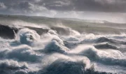 Große Wellen, die gegen die Küste von Burren krachen.