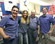 Titusville, Florida: Das Team mit Astrounat Edgar Mitchell im NASA-Museum. (National Geographic Channels/ Snake Oil Productions)