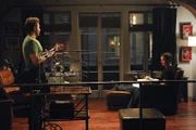 Zusammen mit Detective Taylor (Gary Sinise) beobachtet Adam (A.J.Buckley, l.) den verdächtigen Nachbarn.