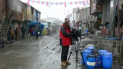 Kameramann Udo Maurer auf der Hauptstraße von La Rinconada, Peru während eines Schneesturms.