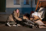 Kim (Athena Strates) findet ihren Junkie-Freund Nico (Jamie Ferkic) bewusstlos auf der Straße.