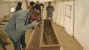 Dr. Basem Gehad dokumentiert einen seltenen Fund: eine unversehrte Mumie, die in ihrem Holzsarg gefunden wurde. (Windfall Films/Andrew Richens)