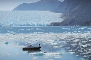 Patagonien – Wunderwelt der Extreme  Der Süden  Boot inmitten von Eisschollen    Copyright: SRF/Fremantle
