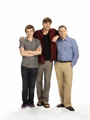 Zwei Männer und eine halbe Portion: Walden Schmidt (Ashton Kutcher, M.), Alan (Jon Cryer, r.) und Jake Harper (August T. Jones, l.) ...