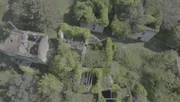 Gebäude in einem Wald von oben.