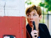 Mit gezückter Waffe beobachtet Detective Wheeler (Julianne Nicholson), wie vier Männer am helllichten Tag eine Schießerei beginnen.