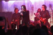 Auf einem Konzerts der legendären Heavy-Metal-Band 'Black Sabbath' mit Leadsänger Ozzy Osbourne (M.), treffen sich die CSI-Ermittler mit einem Journalisten.
