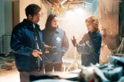 In einem Firmengebäude explodiert eine Bombe. Die Spurensuche gestaltet sich für Warrick (Gary Dourdan), Sara (Jorja Fox) und Catherine (Marg Helgenberger, r.) schwierig.